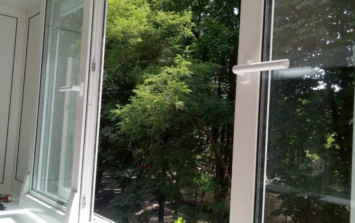 Раздвижные окна на балконе. Балкон под ключ с двойным выносом по полу (расширение балконной плиты)