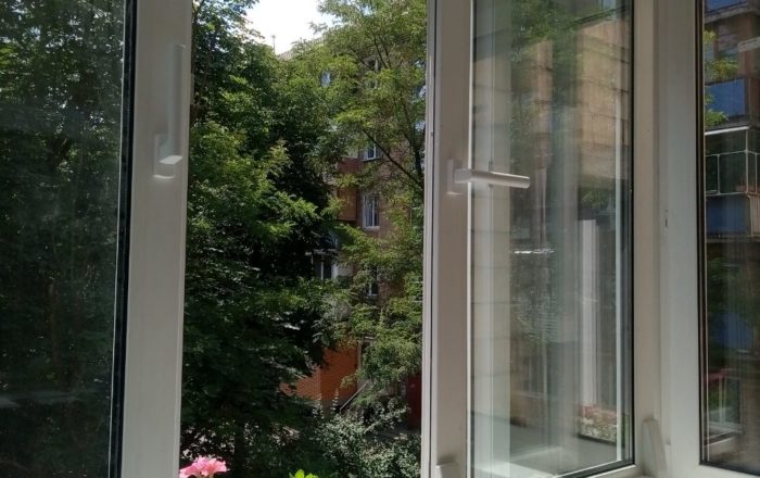 Раздвижные окна на балконе. Балкон под ключ с двойным выносом по полу (расширение балконной плиты)