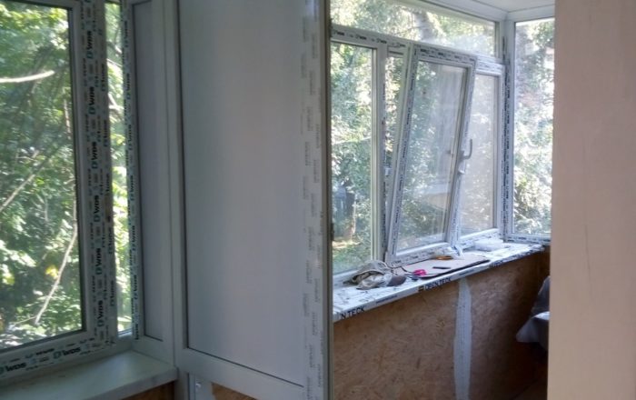 Установка пластиковой двери на чешский балкон/ ул. Генерала Родимцева 6