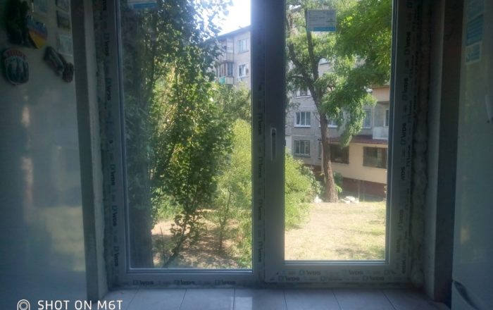 Монтаж двухчастного окна в профиле WDS/ ул. Перова 12/92