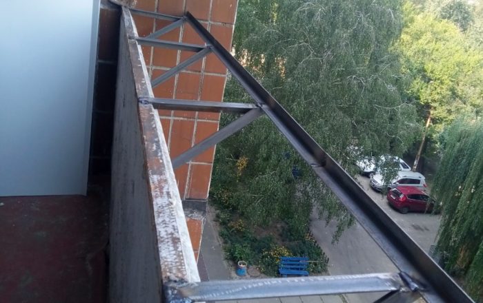 Остекление лоджии с выносом по подоконнику/ пр-т. Правды 35а