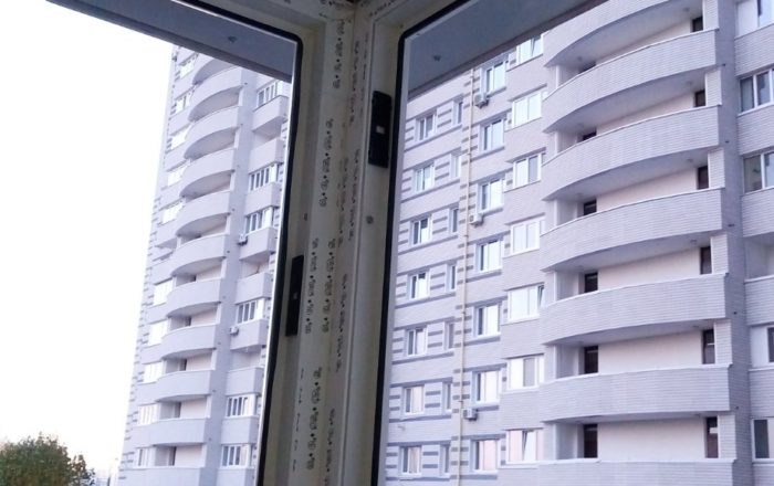 Застекление Г-образного балкона окнами Рехау/ ул. Панельная