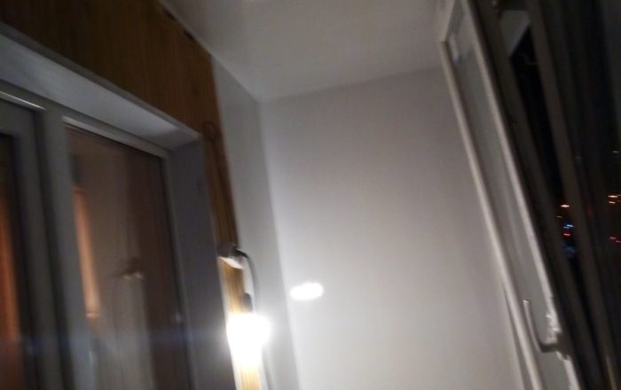 Внутренняя обшивка балкона ПВХ вагонкой/ ул. Владимира Покотила