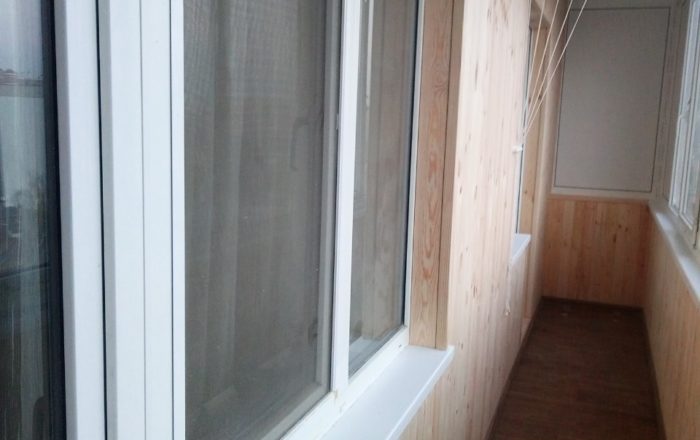 Внутренняя обшивка балкона деревянной вагонкой/ г. Вишневое, ул. Европейская, 37А