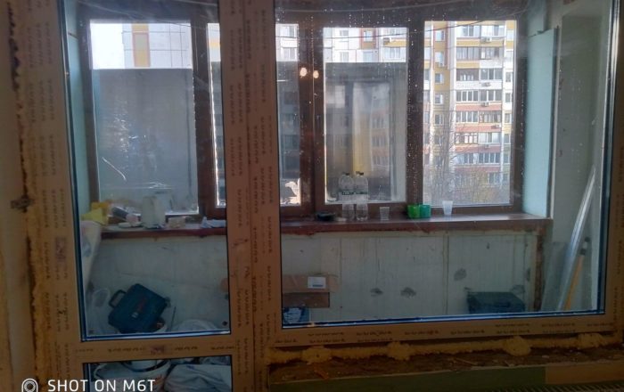 Монтаж пластикового балконного блока Рехау/