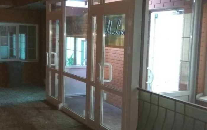 Остекление тамбура пластиковыми окнами WDS/