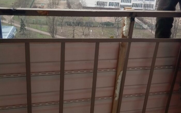 Остекление пластикового балкона с наружной обшивкой сайдингом/ ул. Олександра Архипенка, 8Б