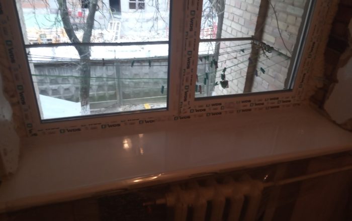 Установка пластикового окна деленного на две части/ ул. Киквидзе, 17А