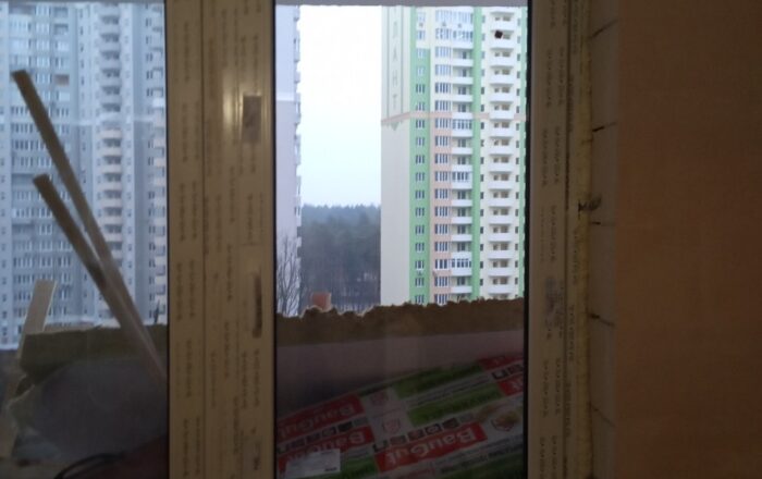 Монтаж ПВХ балконного блока/ ул. Пономарёва, 26